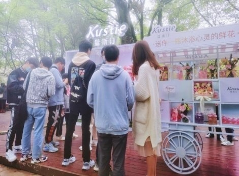 　　蔻斯汀樱花节快闪店主馆互动现场