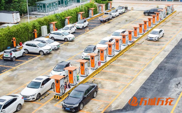 　　万城万充自营充电站