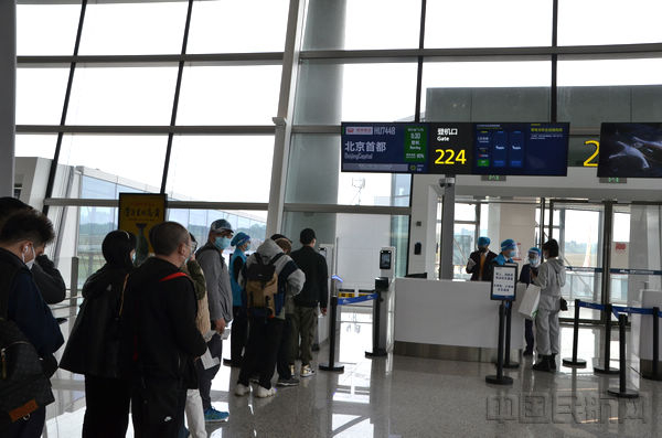 旅客陆续登机搭乘成都天府-北京首都航班（王海坤/摄）