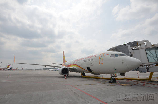 海南航空飞机停靠成都天府机场T2航站楼（王海坤/摄）