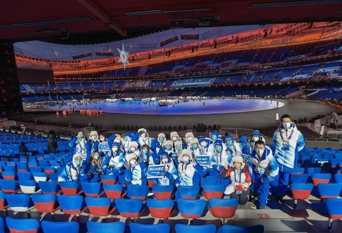 任务结束后运动员看台清华志愿者合影