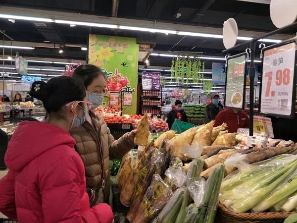 消费者在选购春笋。李建/摄