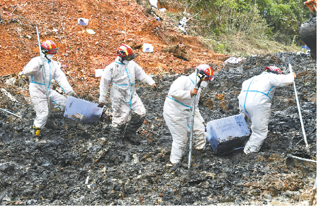 图为搜救人员在“3·21”东航MU5735航空器飞行事故核心现场进行拉网式搜索工作。 新华社记者 陆波岸 摄