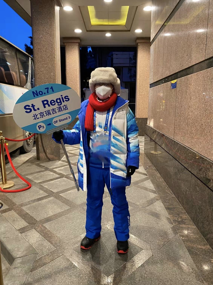 马飞扬准备引导登车