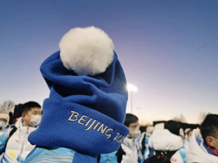 李沐晨在紫操拍摄的志愿者毛线帽与清晨集合的人群