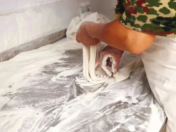 ▲拉面师傅正在拉面