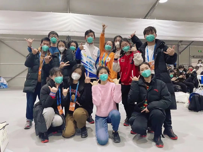 开幕式结束后经管标兵在换装大棚