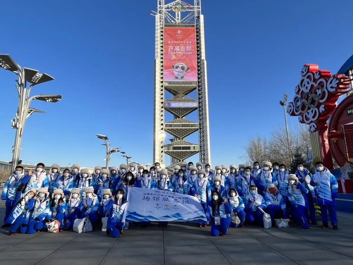 场馆服务志愿者在鸟巢外合影