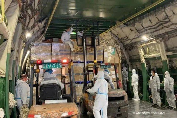 安-225在装载防疫物资