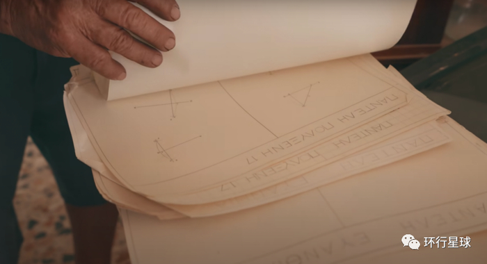 原主人在房子里留下的画，高中生留下的数学作业，图：YouTube/Johny Harris