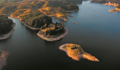 　　美丽天顶湖。 程汉标 摄