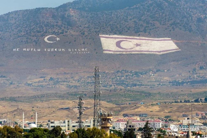 北塞浦路斯土耳其共和国的国旗，图：Shutterstock