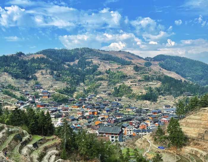 梯田里的正龙古村 高慧 摄