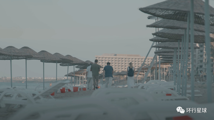 希腊裔塞浦路斯人离开曾经的家，图：YouTube/Johny Harris