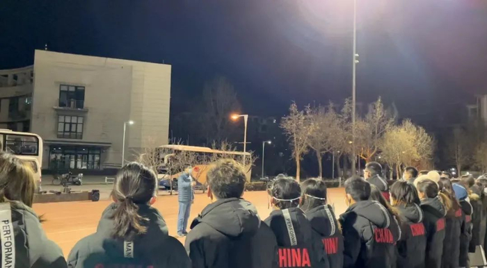 标兵志愿者在C楼前参加出征仪式