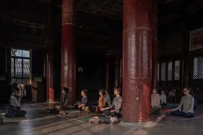 在大殿举办的瑜伽课程 © Temple东景缘