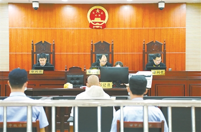 图为来宾市中级人民法院二审公开开庭审理黄国旺案。覃凡 摄