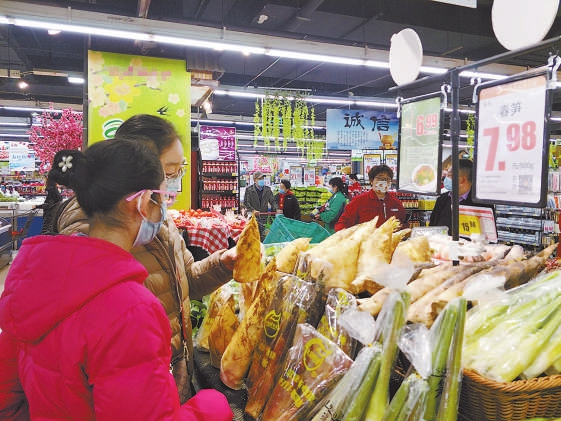 　　图：消费者在选购春笋。