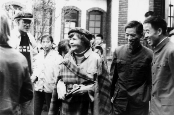 1978年，海伦·斯诺（右三）访问陕西。（受访者供图）