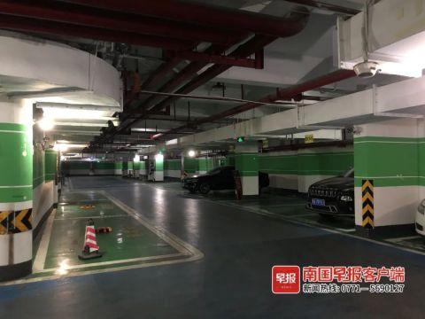 ▲受调价影响，小区原划定的业主停放区空出不少车位。