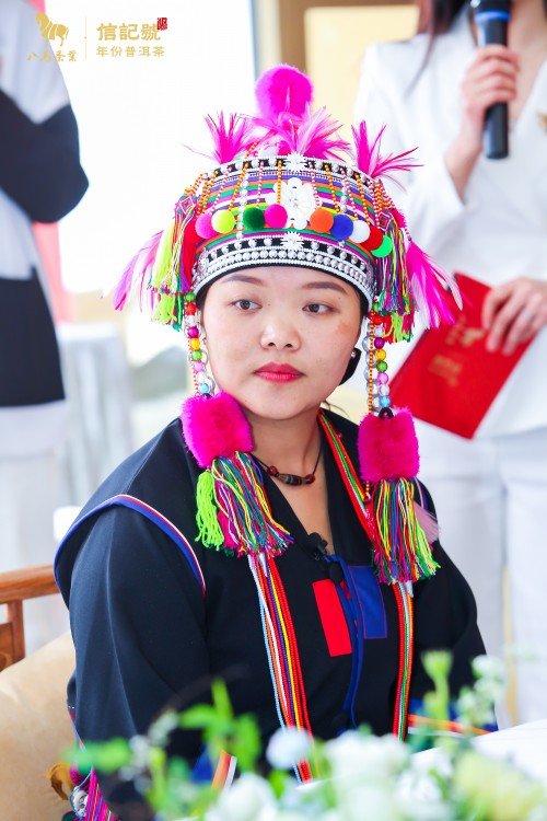 　　△ 老班章茶王茶后树守护人杨红花