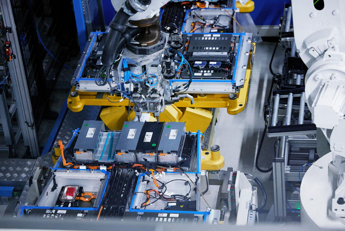 沃尔沃汽车台州工厂电池模组的自动装配