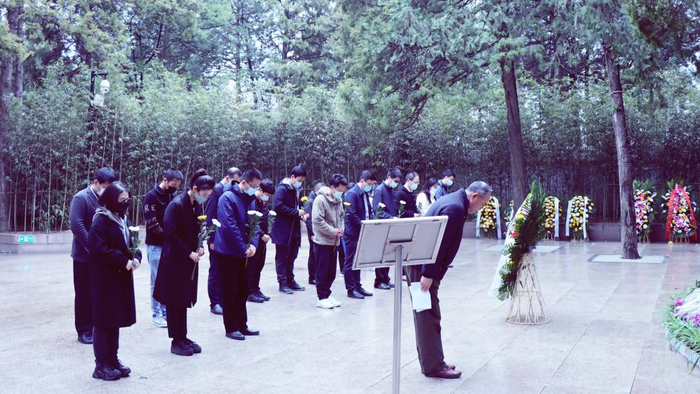 　　全体人员向李大钊烈士默哀