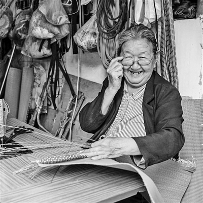     宁波市北仑区，发挥余热坚持劳动的老人的笑容。