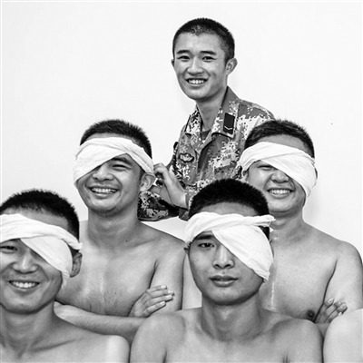     宁波市北仑区，战伤救护比武中获奖官兵的笑容。