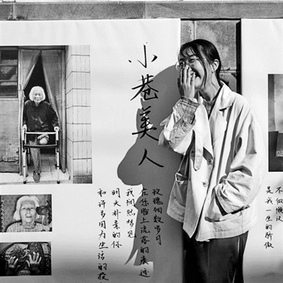     丽水市莲都区，摄影项目策展人在现场装置前的笑容。