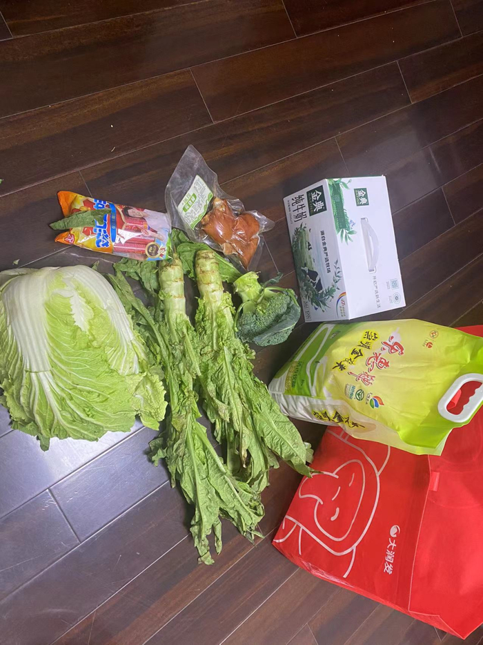 网友晒出自己所领取的物资。来源：微信朋友圈