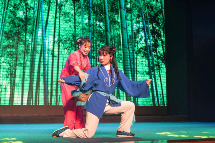 黄梅戏《打猪草》剧照（图片来源：安徽省文化和旅游厅）