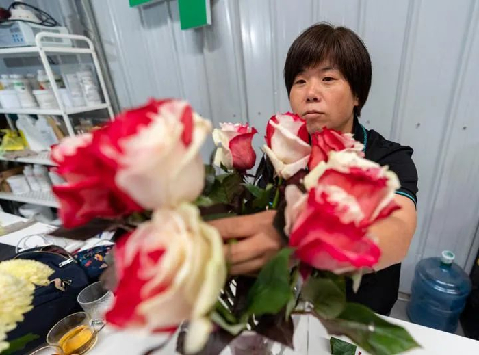 3月24日，陈林在位于昆明斗南的办公点打理玫瑰花。新华社记者陈欣波摄