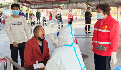 “中国好人”苏金梅助力核酸检测，彰显榜样力量。涵江区委文明办供图