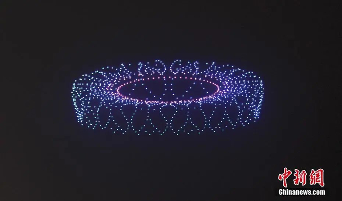 无人机在西湖上空形成杭州亚运会主场馆的图案。 王刚 摄