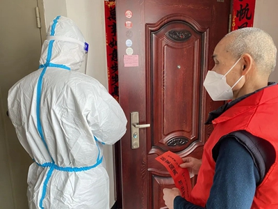 老党员助力对居家隔离人员实施“封条管理”。涵江区委文明办供图