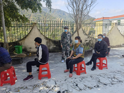 退伍老兵退役不褪色，助力核酸检测工作。涵江区委文明办供图