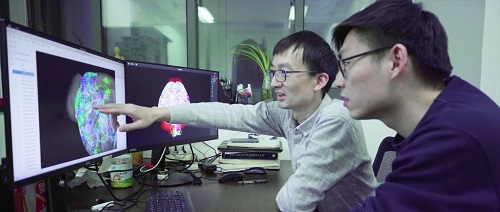 严军（左）在工作中      受访者供图