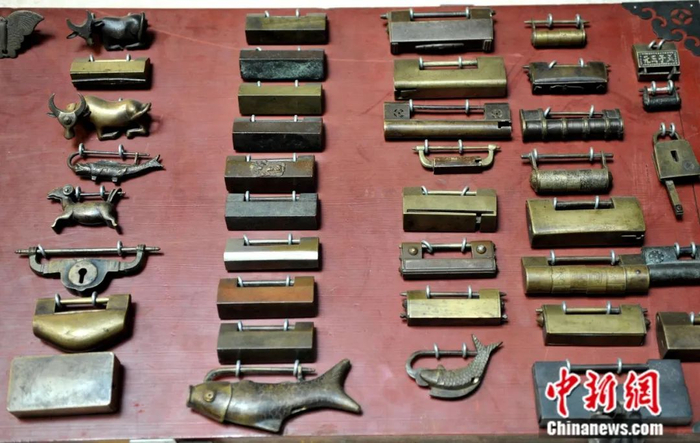 福州中华古锁博物馆里展示的各朝代古锁。中新社记者  王东明 摄
