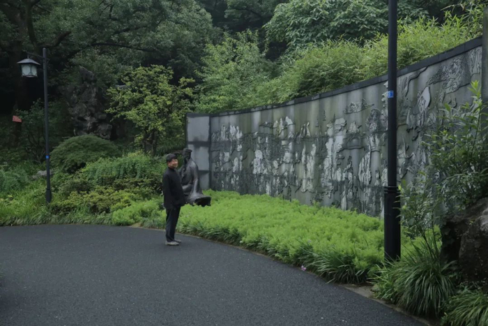 翁炳铨老师在龙井博物馆壁画前