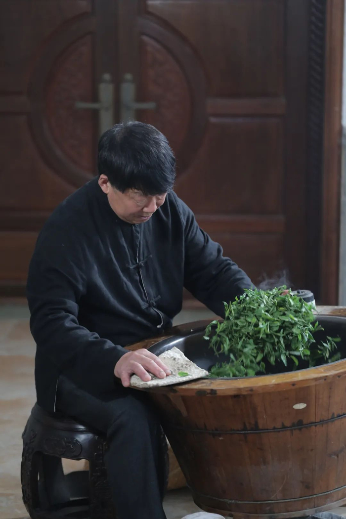 翁炳铨老师在制茶