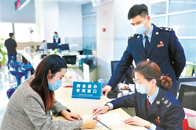 福建省厦门市翔安区行政服务中心内，税务工作人员为市民办理跨省涉税业务。蔡立锽 摄