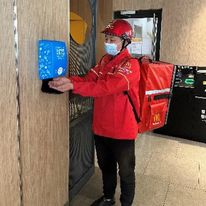麦当劳配送人员准备出发送餐