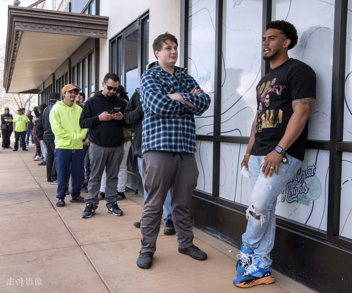 当地时间4月1日，新墨西哥州居民大麻专卖店外排队购买娱乐性大麻