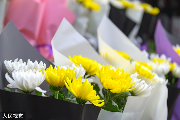越来越多人选择用鲜花祭祀 &nbsp;&nbsp;图源：视觉中国