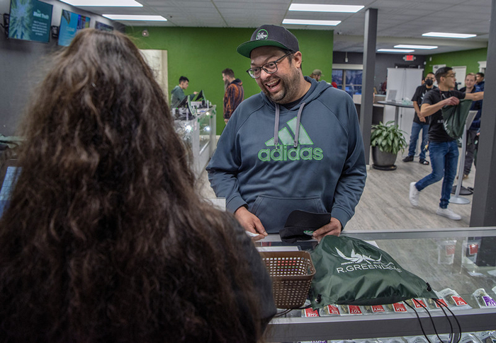 当地时间4月1日，圣达菲民众购买娱乐性大麻