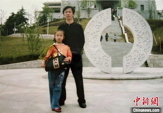 莫智颖儿时与父亲莫永伟合影。临平公安 供图