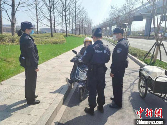 莫智颖开展设卡盘查。临平公安 供图