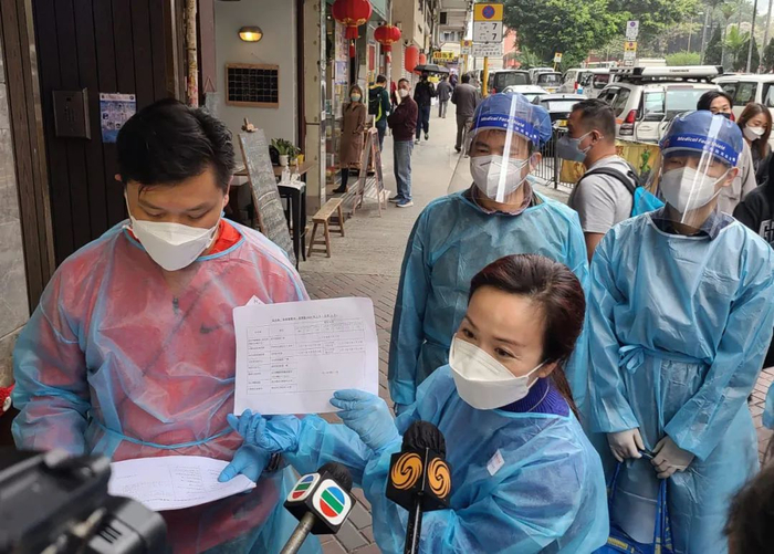 陈凯欣参与派送防疫服务包