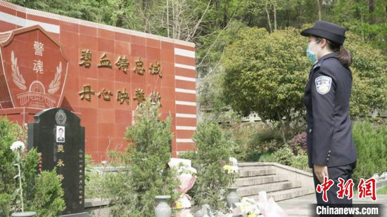 莫智颖去墓地看望父亲。临平公安 供图
